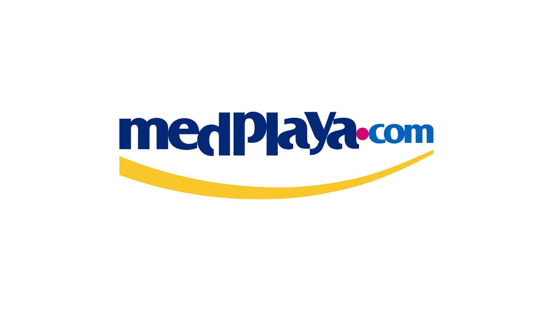 Logotip de MedPlaya amb lletres blaves i corba groga