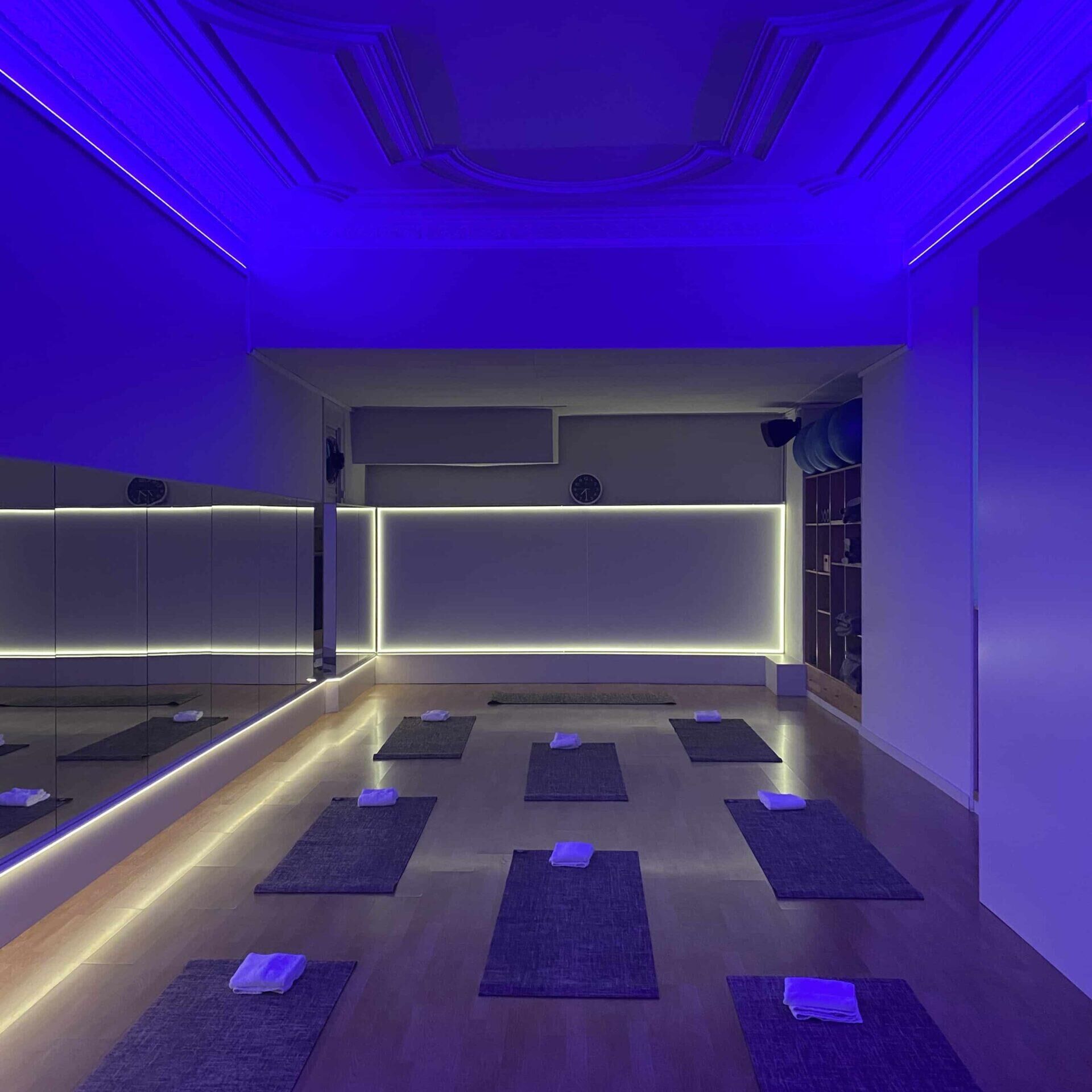 Sala de Pilates amb il·luminació ambiental i disseny minimalista, mostrant l’enfoc de consultoria de NORTH3 Solutions en creació d’espais de benestar.